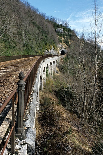 Viaduc de la Grande Roche et tunnel du Crapaud : vue d'ensemble, depuis le côté La Cluse (sud). © Yves Sancey / Région Bourgogne-Franche-Comté, Inventaire du patrimoine - 2005