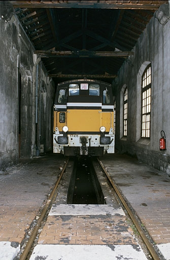 Remise ferroviaire : locomotive diesel Y 7400 (n° Y7435) dans la halle est. © Yves Sancey / Région Bourgogne-Franche-Comté, Inventaire du patrimoine - 2005