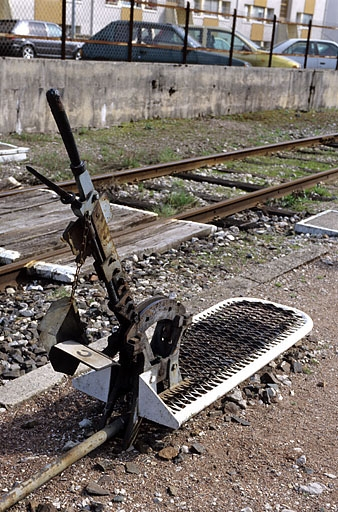 Levier de manoeuvre enclenché de l'appareil de voie C, à la jonction des voies 1 (A) et 11. La voie 11 est une voie de garage en cul-de-sac. © Yves Sancey / Région Bourgogne-Franche-Comté, Inventaire du patrimoine - 2005