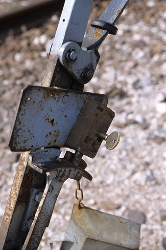 Levier de manoeuvre enclenché de l'appareil de voie C : détail de la serrure et de sa clef. © Yves Sancey / Région Bourgogne-Franche-Comté, Inventaire du patrimoine - 2005