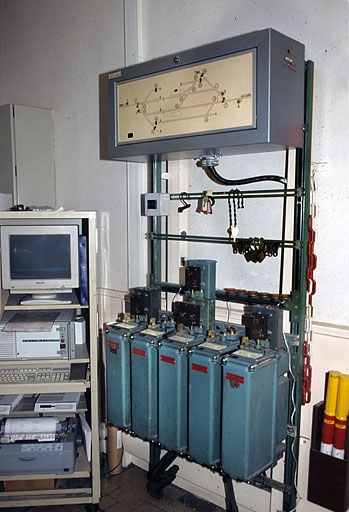 Vue d'ensemble, de trois quarts droite. Le tableau de contrôle optique surmonte les commutateurs. A gauche, ordinateur du système CAPI (cantonnement assisté par informatique). © Yves Sancey / Région Bourgogne-Franche-Comté, Inventaire du patrimoine - 2005