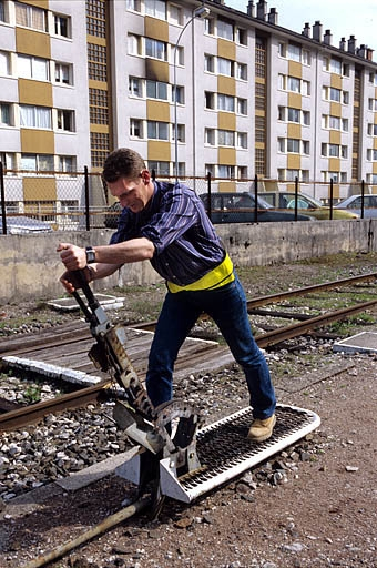 Garage d'un autorail X 73500 sur la voie 11 : manoeuvre de l'appareil de voie C par un agent. © Yves Sancey / Région Bourgogne-Franche-Comté, Inventaire du patrimoine - 2005