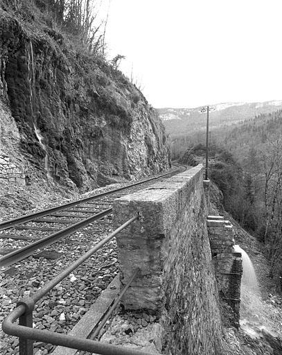 Mur et premier aqueduc, vus en enfilade depuis le côté La Cluse (ouest). © Yves Sancey / Région Bourgogne-Franche-Comté, Inventaire du patrimoine - 2005