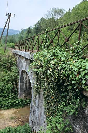 Vue en enfilade, depuis le côté La Cluse (ouest). © Yves Sancey / Région Bourgogne-Franche-Comté, Inventaire du patrimoine - 2005