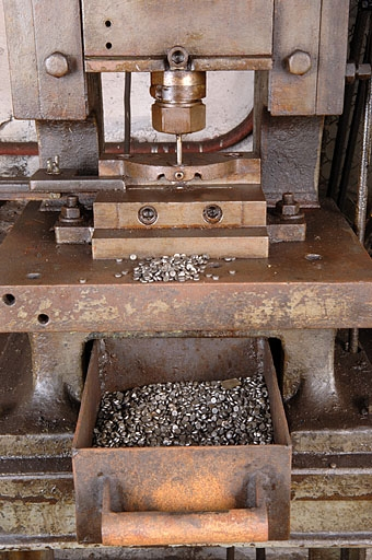 Le poinçon et son tiroir de réception. © Jérôme Mongreville / Région Bourgogne-Franche-Comté, Inventaire du patrimoine - 2005