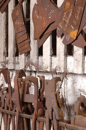 Forge du Bas. Détail de modèles et pinces situés à proximité du laminoir. © Jérôme Mongreville / Région Bourgogne-Franche-Comté, Inventaire du patrimoine - 2005 Forge du Bas. Détail de modèles et pinces situés à proximité du laminoir. © Jérôme Mongreville / Région Bourgogne-Franche-Comté, Inventaire du patrimoine - 2005
