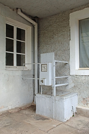 Entrée des bureaux et appareil de pointage. © Jérôme Mongreville / Région Bourgogne-Franche-Comté, Inventaire du patrimoine - 2005 Entrée des bureaux et appareil de pointage. © Jérôme Mongreville / Région Bourgogne-Franche-Comté, Inventaire du patrimoine - 2005