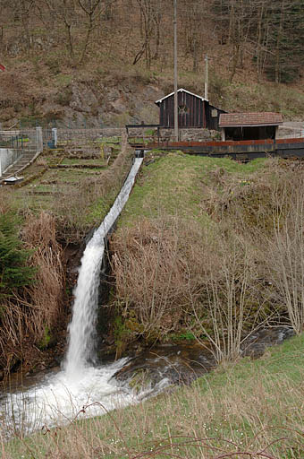 Le déversoir du bassin de retenue. © Jérôme Mongreville / Région Bourgogne-Franche-Comté, Inventaire du patrimoine - 2005 Le déversoir du bassin de retenue. © Jérôme Mongreville / Région Bourgogne-Franche-Comté, Inventaire du patrimoine - 2005