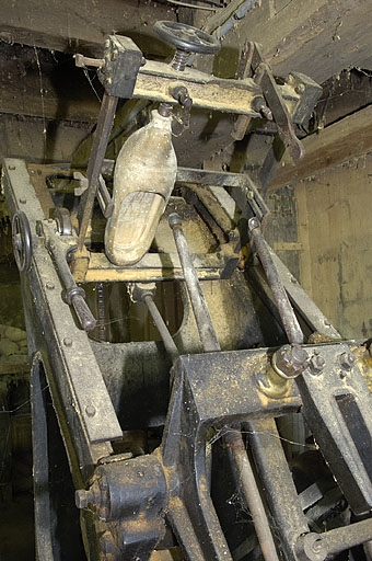 Rez-de-chaussée. Tour à cuillères (videuse) Bonneau & Schwartz et Cie. Détail de la partie supérieure. © Jérôme Mongreville / Région Bourgogne-Franche-Comté, Inventaire du patrimoine - 2005