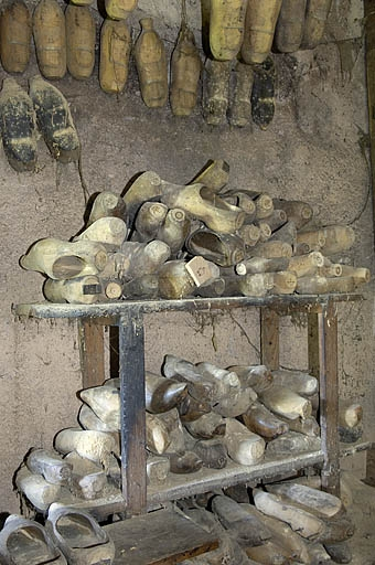 Premier étage. Stock de sabots inachevés. © Jérôme Mongreville / Région Bourgogne-Franche-Comté, Inventaire du patrimoine - 2005