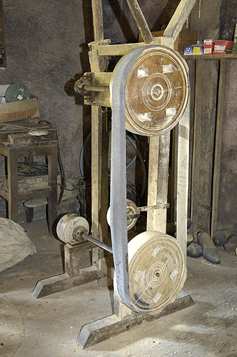 Premier étage. Polissoir à bande. © Jérôme Mongreville / Région Bourgogne-Franche-Comté, Inventaire du patrimoine - 2005