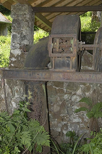 Turbine horizontale et sa conduite d'évacuation. © Jérôme Mongreville / Région Bourgogne-Franche-Comté, Inventaire du patrimoine - 2005