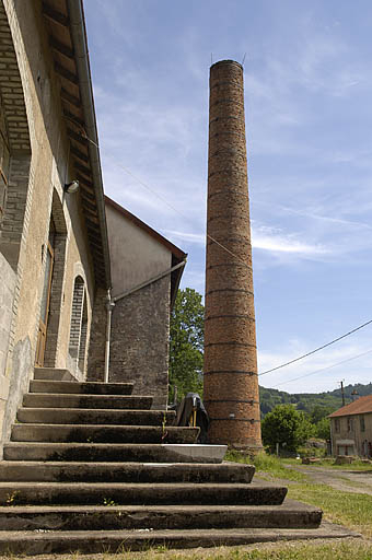 Escalier sur la façade postérieure et cheminée. © Jérôme Mongreville / Région Bourgogne-Franche-Comté, Inventaire du patrimoine - 2005