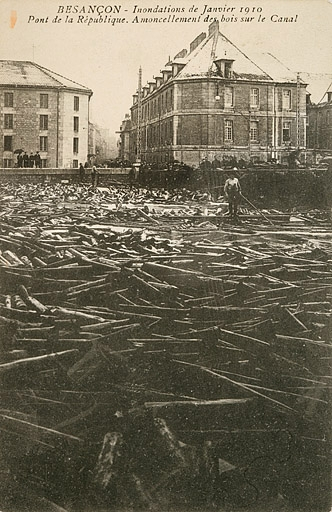 Besançon - Inondations de Janvier 1910. Pont de la République. Amoncellement de bois sur le Canal. © Yves  Sancey (reproduction) / Région Bourgogne-Franche-Comté, Inventaire du patrimoine - 2006 Besançon - Inondations de Janvier 1910. Pont de la République. Amoncellement de bois sur le Canal. © Yves  Sancey (reproduction) / Région Bourgogne-Franche-Comté, Inventaire du patrimoine - 2006
