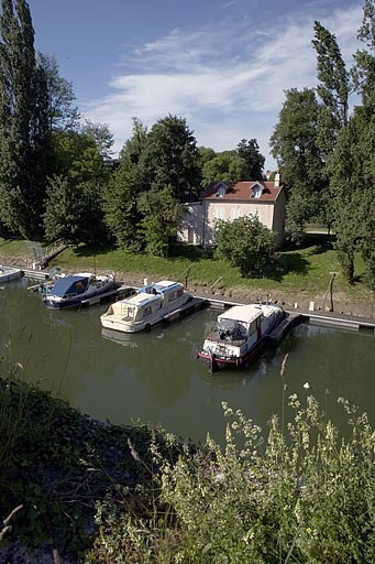 Vue d'ensemble depuis la rive gauche du canal (façade postérieure). © Yves Sancey / Région Bourgogne-Franche-Comté, Inventaire du patrimoine - 2006
