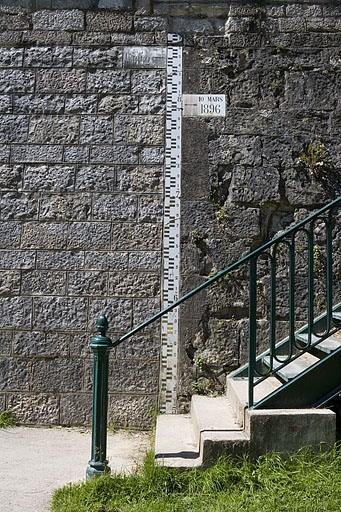 Echelle limnimétrique (ou hydrométrique), près du pont de la République. © Yves Sancey / Région Bourgogne-Franche-Comté, Inventaire du patrimoine - 2006