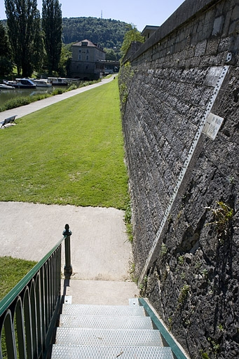 Le chemin de halage et la courtine, depuis le pont de la République. A droite, échelle limnimétrique (ou hydrométrique). © Yves Sancey / Région Bourgogne-Franche-Comté, Inventaire du patrimoine - 2006