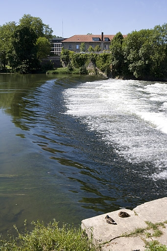 Vue d'ensemble depuis l'extrémité du barrage, rive droite (cadrage vertical). © Yves Sancey / Région Bourgogne-Franche-Comté, Inventaire du patrimoine - 2006