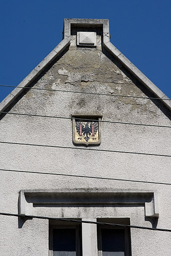 Bureau : armoiries dans le pignon de la façade antérieure. © Yves Sancey / Région Bourgogne-Franche-Comté, Inventaire du patrimoine - 2006 Bureau : armoiries dans le pignon de la façade antérieure. © Yves Sancey / Région Bourgogne-Franche-Comté, Inventaire du patrimoine - 2006