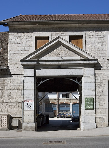 Porte cochère. © Yves Sancey / Région Bourgogne-Franche-Comté, Inventaire du patrimoine - 2006 Porte cochère. © Yves Sancey / Région Bourgogne-Franche-Comté, Inventaire du patrimoine - 2006