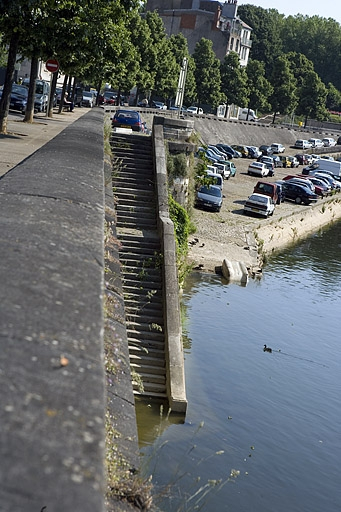 Port de Strasbourg : escalier et rampe d'accès à la rivière. © Yves Sancey / Région Bourgogne-Franche-Comté, Inventaire du patrimoine - 2006 Port de Strasbourg : escalier et rampe d'accès à la rivière. © Yves Sancey / Région Bourgogne-Franche-Comté, Inventaire du patrimoine - 2006