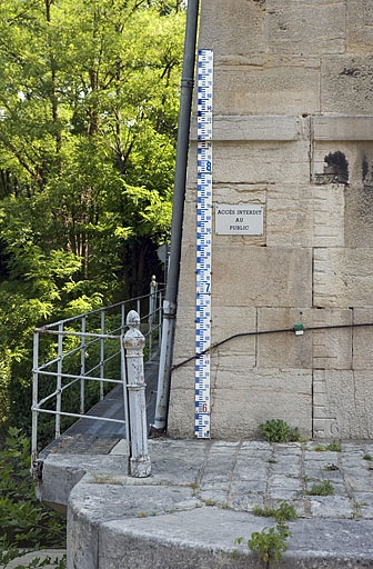 Echelle limnimétrique (ou hydrométrique). © Yves Sancey / Région Bourgogne-Franche-Comté, Inventaire du patrimoine - 2006 Echelle limnimétrique (ou hydrométrique). © Yves Sancey / Région Bourgogne-Franche-Comté, Inventaire du patrimoine - 2006