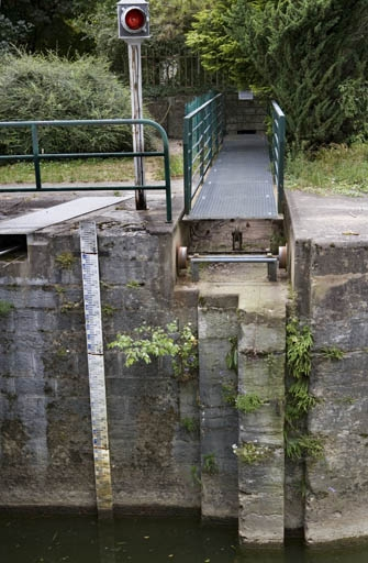 Tête amont de l'écluse : passerelle d'accès à la maison d'éclusier retirée. © Yves Sancey / Région Bourgogne-Franche-Comté, Inventaire du patrimoine - 2006 Tête amont de l'écluse : passerelle d'accès à la maison d'éclusier retirée. © Yves Sancey / Région Bourgogne-Franche-Comté, Inventaire du patrimoine - 2006