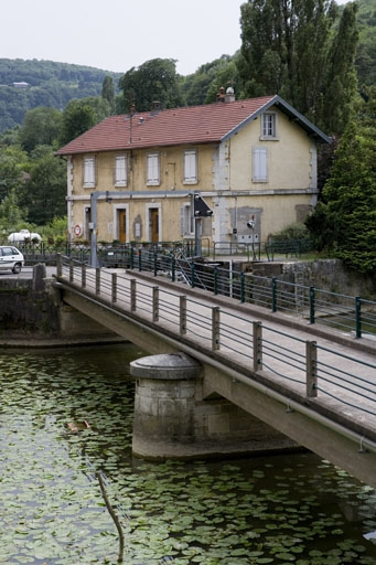 Façade antérieure de trois quarts droite. © Yves Sancey / Région Bourgogne-Franche-Comté, Inventaire du patrimoine - 2006 Façade antérieure de trois quarts droite. © Yves Sancey / Région Bourgogne-Franche-Comté, Inventaire du patrimoine - 2006