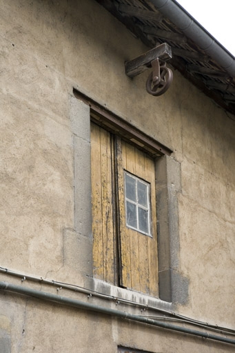 Fenêtre haute de la remise (côté cour), surmontée d'une poulie. © Yves Sancey / Région Bourgogne-Franche-Comté, Inventaire du patrimoine - 2006 Fenêtre haute de la remise (côté cour), surmontée d'une poulie. © Yves Sancey / Région Bourgogne-Franche-Comté, Inventaire du patrimoine - 2006