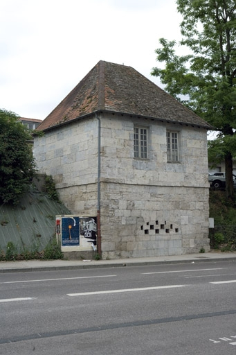 Corps de garde, depuis l'avenue Gaulard. La baie bouchée conduit, via un tunnel voûté, à une porte ouvrant la courtine sur le chemin de halage. © Yves Sancey / Région Bourgogne-Franche-Comté, Inventaire du patrimoine - 2006 Corps de garde, depuis l'avenue Gaulard. La baie bouchée conduit, via un tunnel voûté, à une porte ouvrant la courtine sur le chemin de halage. © Yves Sancey / Région Bourgogne-Franche-Comté, Inventaire du patrimoine - 2006