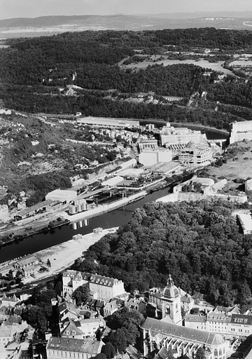 [Vue aérienne de la citadelle et des Près-de-Vaux, depuis le nord : détail des Près-de-Vaux], 1964 ? © Yves  Sancey (reproduction), Roger Henrard / Région Bourgogne-Franche-Comté, Inventaire du patrimoine - 2006