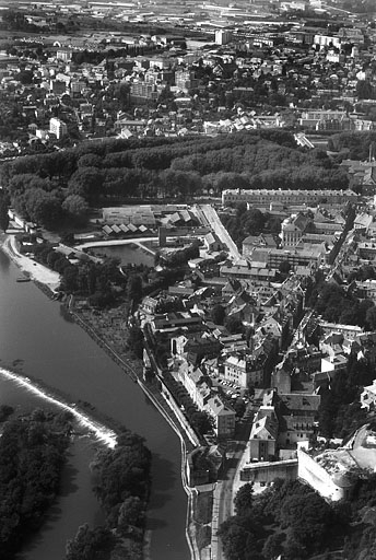 [Vue aérienne de la partie ouest de la ville, montrant aussi le port : détail du port], 1969. © Yves  Sancey (reproduction), Roger Henrard / Région Bourgogne-Franche-Comté, Inventaire du patrimoine - 2006