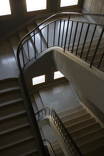 Corps d'entrée : escalier vu en plongée. © Yves Sancey / Région Bourgogne-Franche-Comté, Inventaire du patrimoine - 2006 Corps d'entrée : escalier vu en plongée. © Yves Sancey / Région Bourgogne-Franche-Comté, Inventaire du patrimoine - 2006