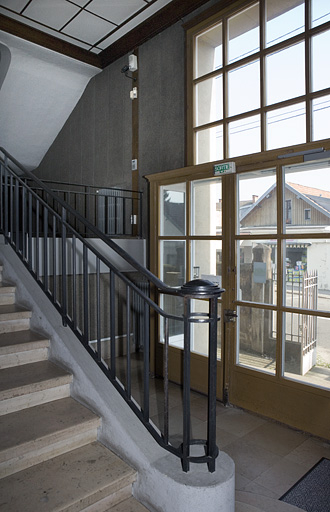 Corps d'entrée : hall et départ de la première volée de marches de l'escalier. © Yves Sancey / Région Bourgogne-Franche-Comté, Inventaire du patrimoine - 2006 Corps d'entrée : hall et départ de la première volée de marches de l'escalier. © Yves Sancey / Région Bourgogne-Franche-Comté, Inventaire du patrimoine - 2006
