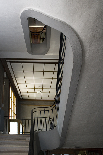 Corps d'entrée : vue d'ensemble du hall et de l'escalier, depuis la volée de marches inférieure. © Yves Sancey / Région Bourgogne-Franche-Comté, Inventaire du patrimoine - 2006 Corps d'entrée : vue d'ensemble du hall et de l'escalier, depuis la volée de marches inférieure. © Yves Sancey / Région Bourgogne-Franche-Comté, Inventaire du patrimoine - 2006