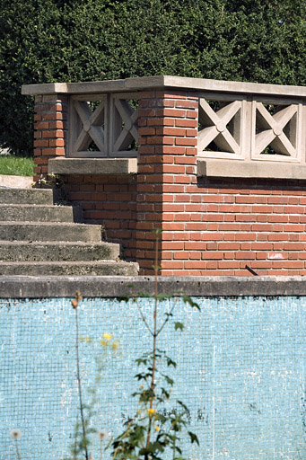 Jardin : détail du mur de soutènement et du garde-corps, côté piscine. © Yves Sancey / Région Bourgogne-Franche-Comté, Inventaire du patrimoine - 2006 Jardin : détail du mur de soutènement et du garde-corps, côté piscine. © Yves Sancey / Région Bourgogne-Franche-Comté, Inventaire du patrimoine - 2006