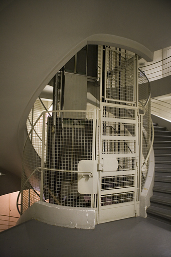 Ascenseur et escalier. © Yves Sancey / Région Bourgogne-Franche-Comté, Inventaire du patrimoine - 2006