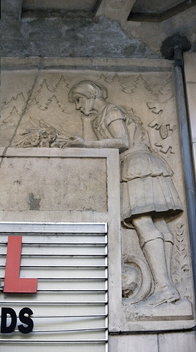 Portail d'entrée, décor en bas-relief : la jeune fille. © Yves Sancey / Région Bourgogne-Franche-Comté, Inventaire du patrimoine - 2006