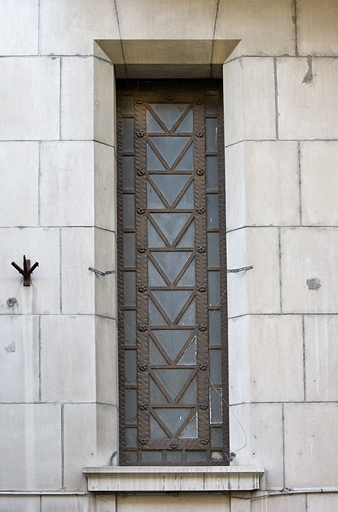 Détail d'une fenêtre à gauche du portail d'entrée. © Yves Sancey / Région Bourgogne-Franche-Comté, Inventaire du patrimoine - 2006