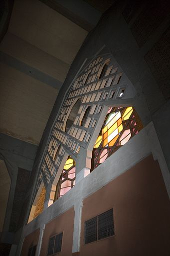Vitraux et décors en béton du collatéral. © Yves Sancey / Région Bourgogne-Franche-Comté, Inventaire du patrimoine - 2006