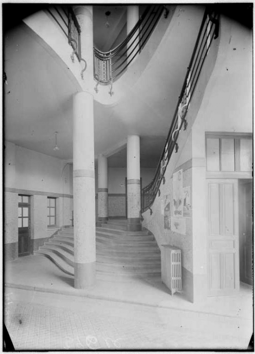 [L'escalier d'honneur, depuis le hall d'entrée], vers 1932. © Jules Manias / Région Bourgogne-Franche-Comté, Inventaire du patrimoine - 2006