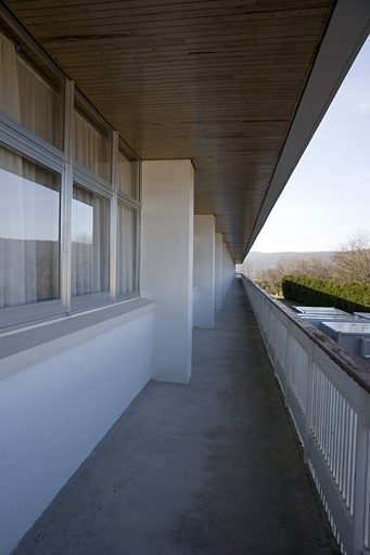 Internat : coursive extérieure à l'étage. © Yves Sancey / Région Bourgogne-Franche-Comté, Inventaire du patrimoine - 2006