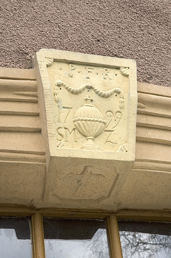 Linteau de la porte du logement. Détail de l'élément central ornementé. © Jérôme Mongreville / Région Bourgogne-Franche-Comté, Inventaire du patrimoine - 2006
