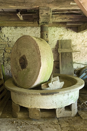 Meules à huile (ribe). Vue d'ensemble. © Jérôme Mongreville / Région Bourgogne-Franche-Comté, Inventaire du patrimoine - 2006