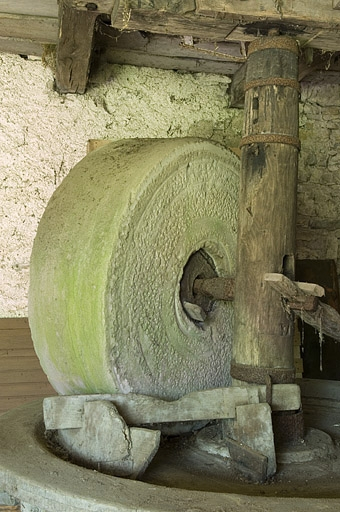 Meules à huile (ribe). Détail. © Jérôme Mongreville / Région Bourgogne-Franche-Comté, Inventaire du patrimoine - 2006