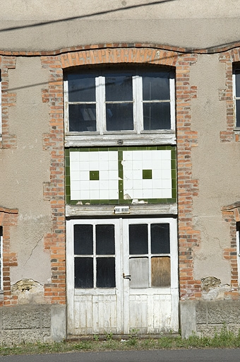 Façade sur rue. Détail de la travée centrale. © Jérôme Mongreville / Région Bourgogne-Franche-Comté, Inventaire du patrimoine - 2006