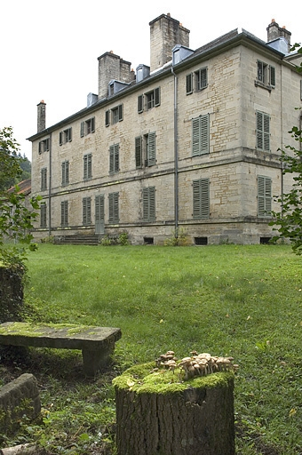La demeure vue de trois quarts arrière. © Jérôme Mongreville / Région Bourgogne-Franche-Comté, Inventaire du patrimoine - 2006 La demeure vue de trois quarts arrière. © Jérôme Mongreville / Région Bourgogne-Franche-Comté, Inventaire du patrimoine - 2006