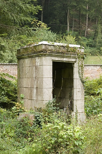 Latrines. © Jérôme Mongreville / Région Bourgogne-Franche-Comté, Inventaire du patrimoine - 2006 Latrines. © Jérôme Mongreville / Région Bourgogne-Franche-Comté, Inventaire du patrimoine - 2006