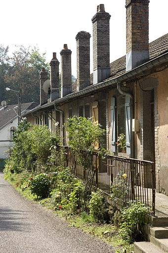 Façade des logements ouvriers route de Plombières. © Jérôme Mongreville / Région Bourgogne-Franche-Comté, Inventaire du patrimoine - 2006 Façade des logements ouvriers route de Plombières. © Jérôme Mongreville / Région Bourgogne-Franche-Comté, Inventaire du patrimoine - 2006