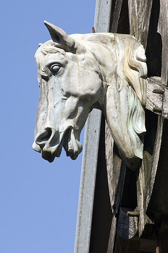 Pignon central des écuries. Détail de la tête de cheval. © Jérôme Mongreville / Région Bourgogne-Franche-Comté, Inventaire du patrimoine - 2006